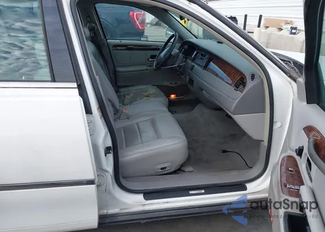 2002 Lincoln Town Car Signature from USA, damaged, VIN 1LNHM82W42Y656838